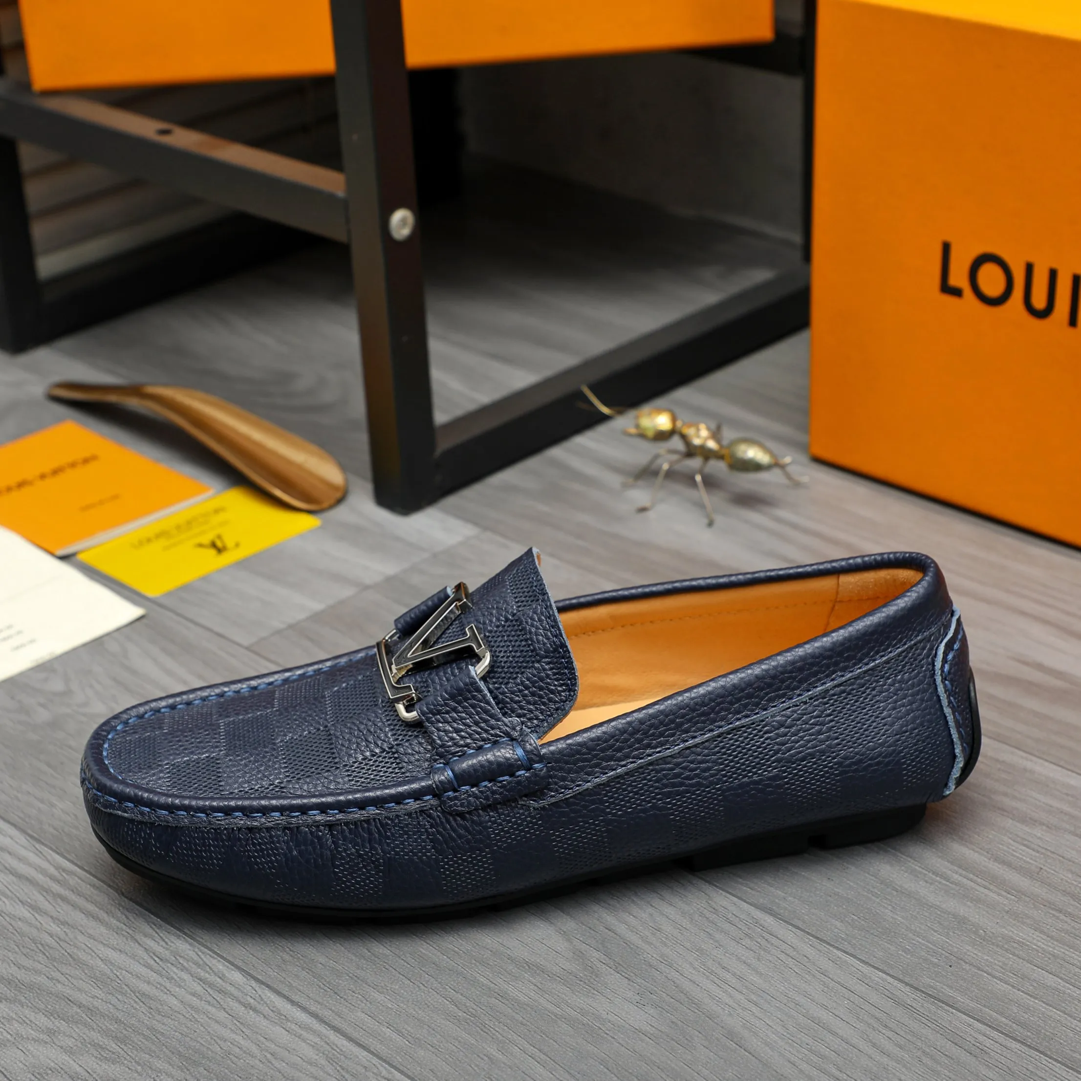 Men's shoes 💰p380 Product trademark: LV "Louis Vuitton" casual slip-on men's shoes Regular size: 38-45 Product materials: Selected classic embossed plaid upper, pigskin lining, rubber outsole